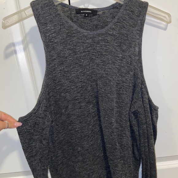 Gray shoulders cut out shirt - Picture 2 of 3